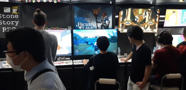 парень вкладывает деньги в игру парень вкладывает деньги в игру